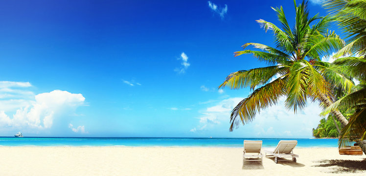 Sonnenliegen am Strand