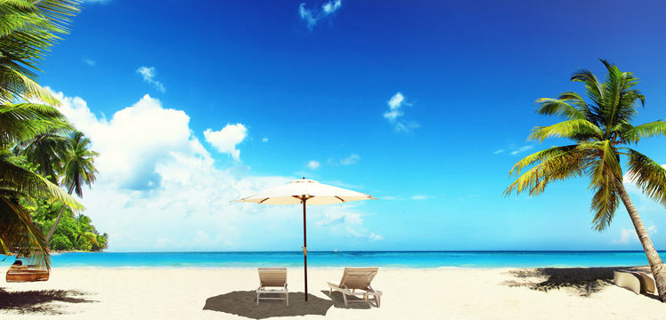 Sonnenliegen am Strand