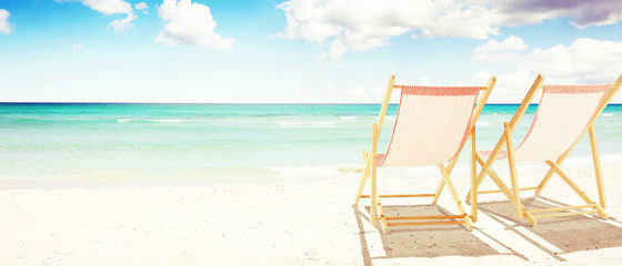 Sonnenliegen am Strand