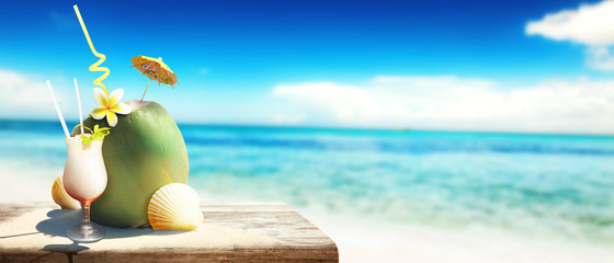 Cocktail mit Kokos am Strand