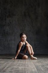 Obraz na płótnie Canvas Ballerina girl posing in dance studio
