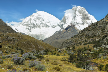 Fototapeta na wymiar Mt Huascaran and Mt Chopicalqui from Laguna 69 trail, Peru