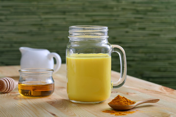 frappe o frullato con latte curcuma e miele