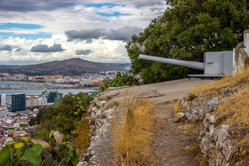 Geschütz auf dem Fels von Gibraltar mit Blick auf die Bucht von Algeciras