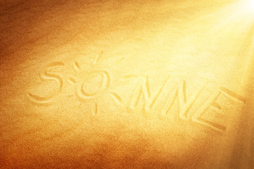 Gezeichnete Sonne auf dem Sand