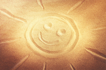 Gezeichnete Sonne auf dem Sand