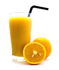 Obraz na płótnie Canvas frischer orangensaft fruchtsaft direktsaft isoliert freigestellt auf weißen Hintergrund, Freisteller 
