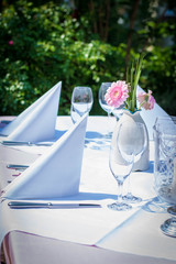 Festliches Gedeck, außen, weiß