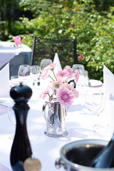 Festliches Gedeck, Terrasse, weiß