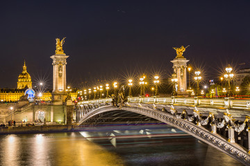 Fototapeta na wymiar Pont Alexandre-III de nuit