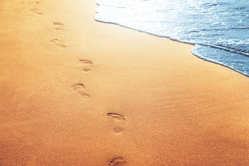 Fußspuren im Sand am Strand