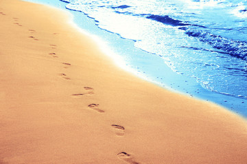 Fußspuren im Sand am Strand