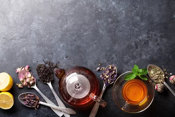 Crédence de cuisine en verre imprimé Theé Tea cup, teapot and assortment of dry tea in spoons