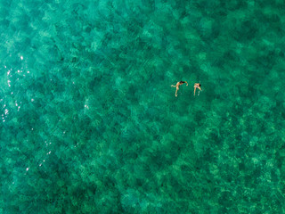 Vista aerea di scogli sul mare. Panoramica del fondo marino visto dall’alto, acqua trasparente....