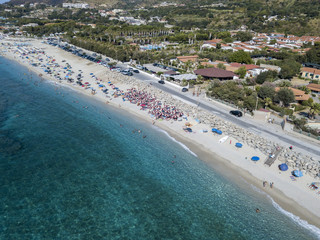 Fondale marino visto dall’alto, spiaggia di Zambrone, Calabria, Italia. Immersioni relax e vacanze estive. Coste italiane, spiagge e rocce. Vista aerea