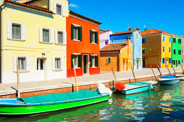 Fototapeta na wymiar Scenic canal and colorful houses in Burano, Italy