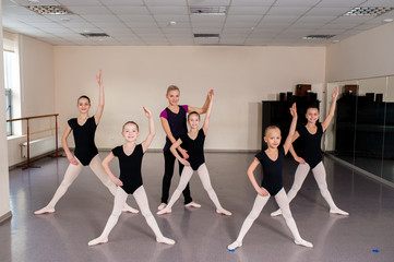Fototapeta na wymiar The choreographer teaches children dances.