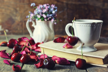 Obraz na płótnie Canvas vintage composition cherry berry on wooden background