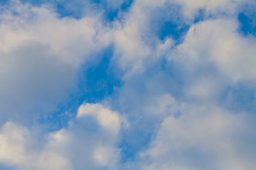 Blauer Himmel mit Wolken