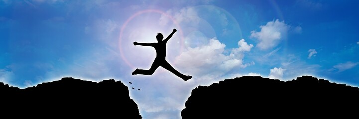 bl3 BannerLong - german: Ein Mann springt über einen Abgrund zwischen 2 Bergen - english: jumping over a precipice between 2 mountains - banner xxl 3to1 g5369 - obrazy, fototapety, plakaty