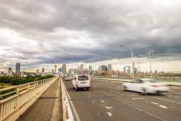 自動車と街並み