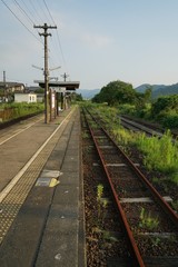 Obraz premium 2016年4月の熊本地震から1年3か月後 復旧の見込みが立たない豊肥本線 駅舎も解体された赤水駅のホーム