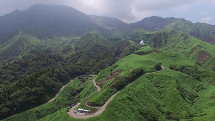 ミヤマキリシマで有名な阿蘇山の仙酔峡　熊本地震による崩落から１年３ヵ月　いまだに復旧しない登山道路の様子