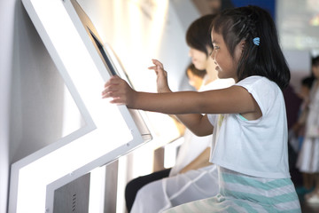 Obraz premium The girl is operating the touch panel computer