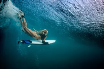 Foto op Plexiglas Blond meisje Surfer met witte surfplank Duiken Duckdive onder Big Beautiful Ocean Wave. Turbulente buis met luchtbellen en sporen na het neerstorten van de zeegolf. © willyam