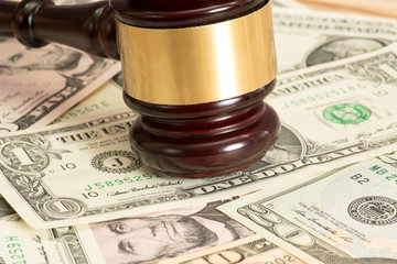 Dollar Geldscheine und RIchterhammer