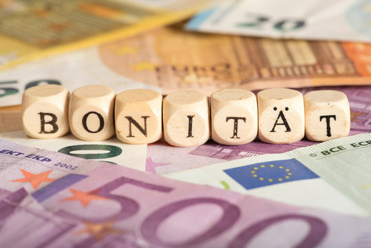 Euro Geldscheine und das Wort Bonität