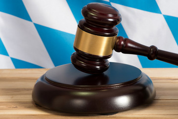 Ein Richterhammer und die Landesflagge von Freistaat Bayern