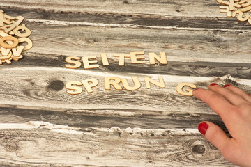 Eine Frau und das Wort Seitensprung