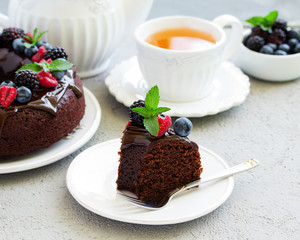 Chocolate cake with glaze and fresh berries