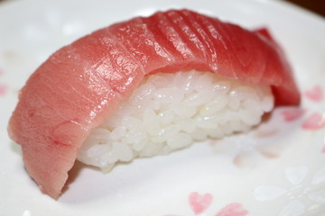 中とろの寿司のアップ