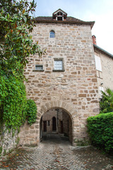 Fototapeta na wymiar Beaulieu sur Dordogne. Porte d'entrée sur la ville médiévale. Corrèze. Nouvelle Aquitaine