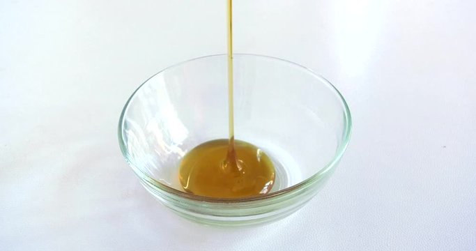 Miele biologico riempie la ciotola di vetro in cucina