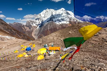 Fotobehang Manaslu Basiskamp onder de Manaslu-berg in de hooglanden van Nepal