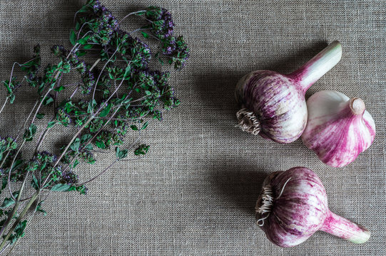 Fresh garlic on a linen background.