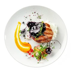 Gardinen Gourmet-Fleischsteak, Gemüsesalat, Sauce und Reis auf einem Teller. Köstliche gesunde Mahlzeit aus gegrilltem Fleisch und Gemüse isoliert auf weißem Hintergrund. © Maxim Khytra