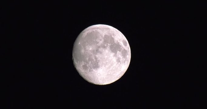 Luna piena in leggero movimento sullo schermo con cielo nero