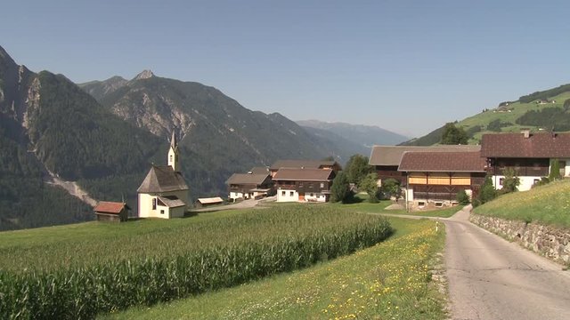 Pustertal. Pustertaler H&ouml;henstra&szlig;e, Penzendorf, Kapelle, Kirche, Kirchturm, Kapelle zur unbefleckten Empf&auml;ngnis, Assling