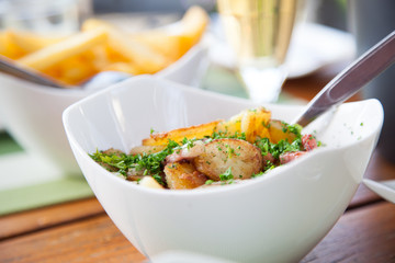 Bratkartoffeln und Pommes als Beilage im Biergarten