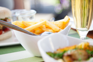 Pommes in Beilagen Schale im Restaurant