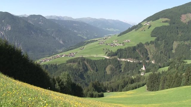 Osttirol, Assling, Pustertaler H&ouml;henstra&szlig;e, Pustertal, Sankt Justina, Kirche, Kirchb&uuml;hel, Pfarrkirche, Romanisch, Satteldach