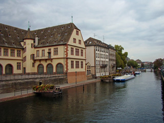 Obraz premium Half-timbered houses along the river channel, Strasbourg, France