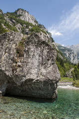 Italia: la roccia gigante chiamata il Bidet della Contessa nella Val di Mello, una valle verde circondata da montagne di granito e boschi