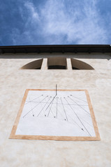 Italia: la meridiana della chiesa di San Martino, il paese punto di partenza per la Val di Mello, la valle ribattezzata la Yosemite Valley italiana dagli amanti della natura