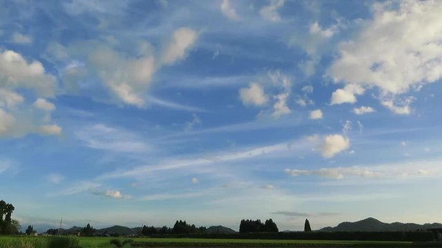 青空と流れる雲のタイムラプス　農村風景