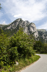 Italia: vista panoramica della Val di Mello, una valle verde circondata da montagne di granito e boschi, ribattezzata la Yosemite Valley italiana dagli amanti della natura